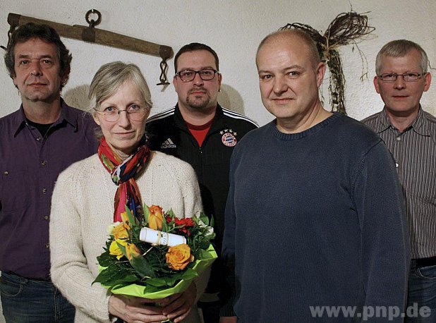 Nach knapp 20 Jahren Vorstandsttigkeit, davon acht als Vorsitzende, wurde Barbara Jngling vom Obst- und Gartenbauverein mit Dank verabschiedet. Vorsitzender Manfred Zeiler bedauerte den Umzug nach Winhring, freute sich aber zugleich, dass er mit Umstrukturierungen die Vorstandschaft kommissarisch wieder voll besetzten konnte: 2. Vorstand Leo Husler (hinten von links), 2. Schriftfhrer Stefan Raberger und Kassier Rudi Beck. − Foto: Kamhuber