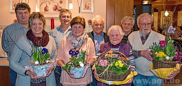 Den Dank fr engagierte Mitarbeit drckten die Vorstandschaft mit hbsch bepflanzte Krben und Blumentpfe aus, von links: Adolf Dtter, Anneliese Gruber, Reinhard Maier, Reserl Lehner, Hubert Gschwendtner, Marianne Pfeifer, Wilhelm Jung und Josef Resch. − Foto: Kleiner