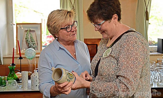 "Gott mit Dir...." steht auf dem Bierkrug, den sich Marion Khstetter ausgesucht hat – das wnscht man auch Helga Huber (li.) fr ihre Zukunft.