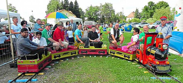 Großen Spaß hatten nicht nur die Kinder auf der "Bockerlbahn" mit "Schaffner" Alois Gruber (rechts). Hier die Promi-Runde mit Gartlerboss Manfred Zeiler (von rechts), Margot und Sebastian Leidmann, Pfarrer Heribert Schauer, Oberarzt Dr. Michael Schober, Bürgermeister Georg Heindl, SVU-Vorstand Jochen Englmeier und Kaplan Vinzenz Gnanendran. − Fotos: H. Gruber