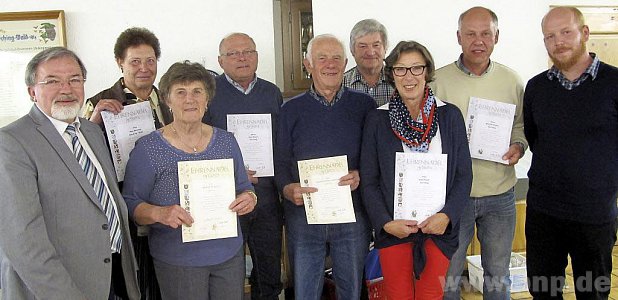 Glckwnsche gab es von Kreisvorsitzendem Stefan Jetz (links) fr den neu gewhlten Vorstand Thomas Huber (rechts), fr den neuen Beisitzer Johann Wionzeck (4. von rechts) sowie die Jubilare fr 40- und 25-jhrige Mitgliedschaft (von links) Rita Meinberg, Brigitte Rott, Otto Theierl, Martin Thalhammer, Anna Barth und Manfred Winter. − Foto: Wastl