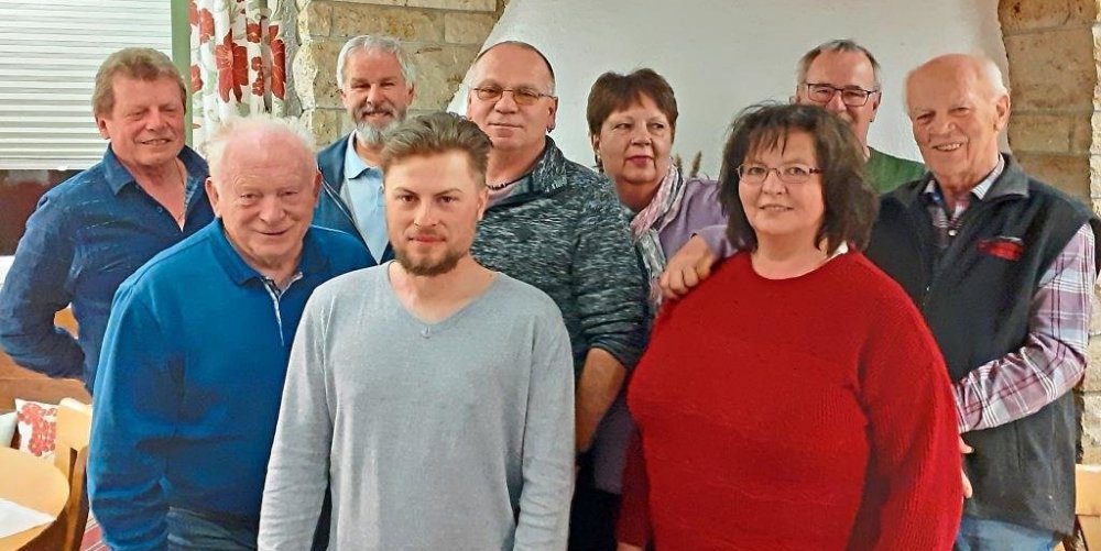 Die Mitglieder der neuen Vorstandschaft stellten sich nach der Wahl zum Gruppenfoto. Anton Reiter (von links), Sepp Altersberger, Martin Kunz, Johannes Wimmer, Elmar Löffler, Ingeborg Scheiber, Erika Kranich, Werner Albrecht und Heinz Scheiber. −Foto: Dallinger