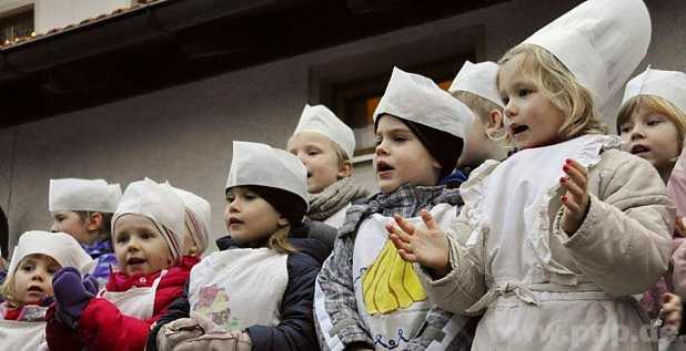 Bei der gelungenen Neuauflage des Hirtner Marktes als ein Markt der Vereine und des Ehrenamtes trugen Kindergartenkinder das Lied "In der Weihnachtsbckerei" vor.  − Fotos: Kirst-Scholz