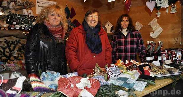 Der Katholische Frauenbund verkaufte gehkelten Mtzen, Kirschkernkissen usw. Von links Renate Barth, Hildegard Nuber und Christa Frank.