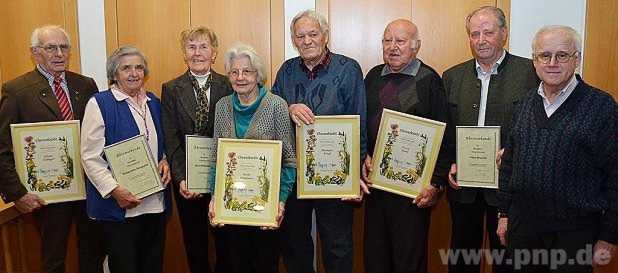 Für 40 und 50 Jahre Mitgliedschaft beim Gartenbauverein Emmerting wurden (von links) Ehrenvorstand Johann Killinger, Margarethe Ganghofer, Maria Rothenaicher, Ottilie Schiedmeier, Hermann Kriegl, Erwin Frank und Alois Brunner durch den Vorsitzenden Harald Ungerer geehrt. − Foto: Fuchs