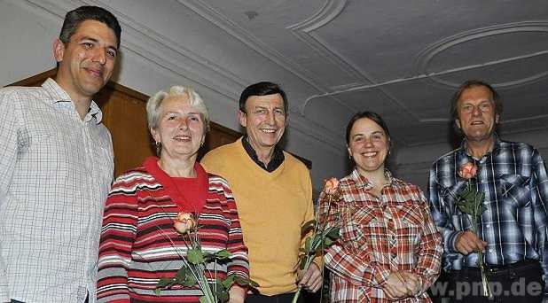 Ehrung für Vereinstreue: 1. Vorstand Sepp Kaiser (links) und 2. Vorstand Gerti Stadolka (2. von rechts) gratulierten Annemarie Holzner (von links), Jakob Haider und Helmut Krumbachner zu 25 Jahren Mitgliedschaft im Gartenbauverein. − Foto: Limmer