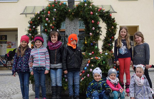 Die Haiminger Kinder vor dem geschmckten Rathausbrunnen. − Foto: Pittner