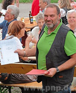 Gartenbau-Vorstand Konrad Brandmüller hatte viel zu tun, um die insgesamt 55 Urkunden zu verteilen.