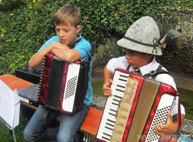 Niklas und Jonas sorgten fr die Musik.  − Foto: Wick