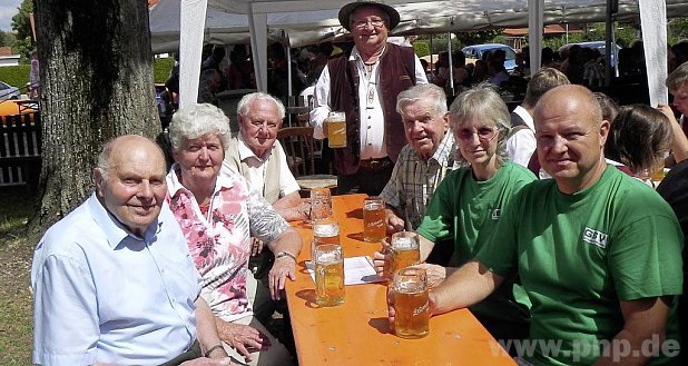 Gartlervorstände und Bürgermeister unter sich (von links): Josef Schneiderbauer, Konrad Schneiderbauers Witwe Anni, Altbürgermeister Franz Kamhuber, Bürgermeister Georg Heindl, Franz Kainzmaier, Barbara Jüngling und Manfred Zeiler.