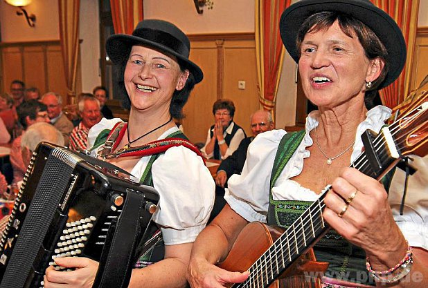 "Drent und Herent" alias Helga Thurner und Waltraud Grünwald.