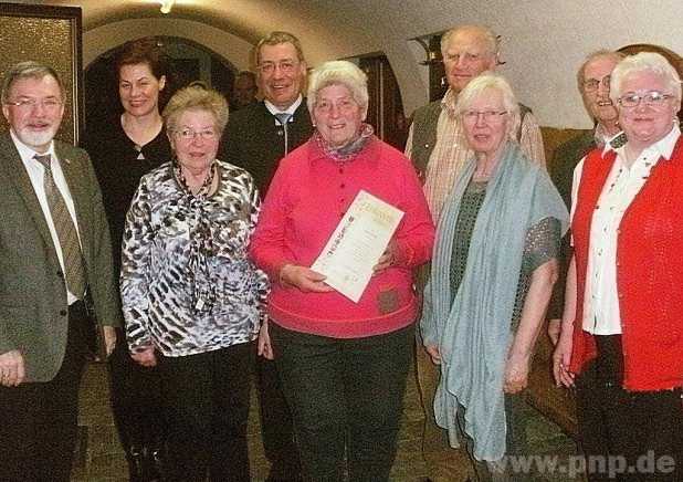 Bei der Ehrung (von links): Stefan Jetz, Monika Pfriender, Irmgard Krippner, Peter Haugeneder, Maria Merkl, Paul Drfl, Johanna Estermaier, Rudolf Waxenberger und Anna Wirnharter. − Foto: Wirnharter