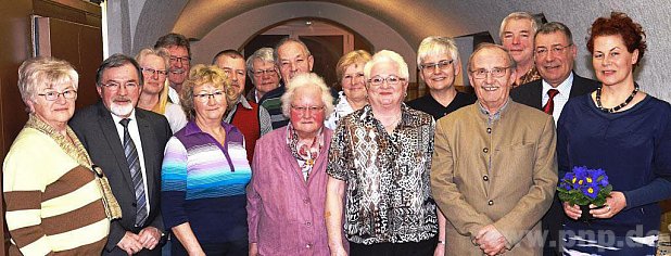 Auch beim Gruppenfoto redete Anna Wirnharter (3. v. rechts) keiner dagegen und so nahm die komplette Vorstandschaft inkl. Brgermeister Peter Haugeneder (2. Reihe ganz rechts) sowie Kreisvorsitzenden Stefan Jetz (2. v. links) frhlich Aufstellung. − Foto: Csellich