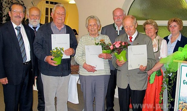 Geehrt wurden die Grndungsmitglieder (vorne, von links) Johann Hell, Katharina Altenbuchner und Alois Barth durch (von rechts) 3. Kreisvorsitzende Gabriele Hofer, Schriftfhrerin Christine Schaab, Vorstand Hans-Joachim Fuchs, Brgermeister Christian Mende und Kassier Gnther Baumann.