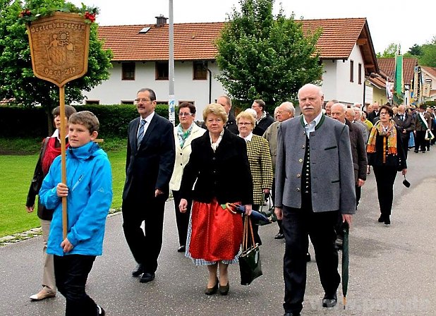 Taferlbua Tobias Weiss fhrte den Kirchenzug des Jubelvereins an, dahinter folgten die Vorstandschaft der Gartler sowie die Fahnenabordnungen zahlreicher Vereine. − Fotos: Wastl