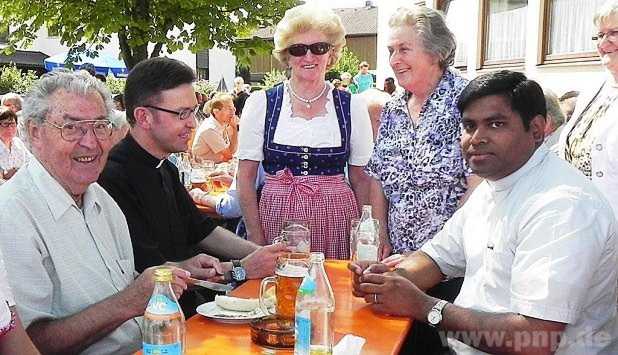 Die Pfarrer Kasimir Spielmann (v. li.) und Heribert Schauer und Kaplan Vinzenz Sabu Gnanendran.