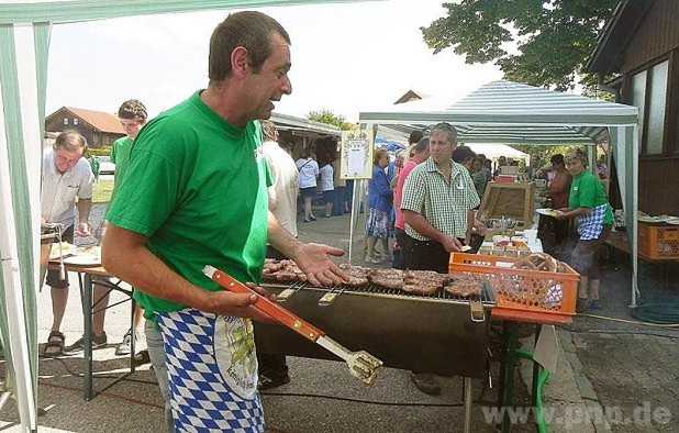 "Grillmeister" Leo Husler in voller Aktion beim Dorffest.  − Fotos: H. Gruber