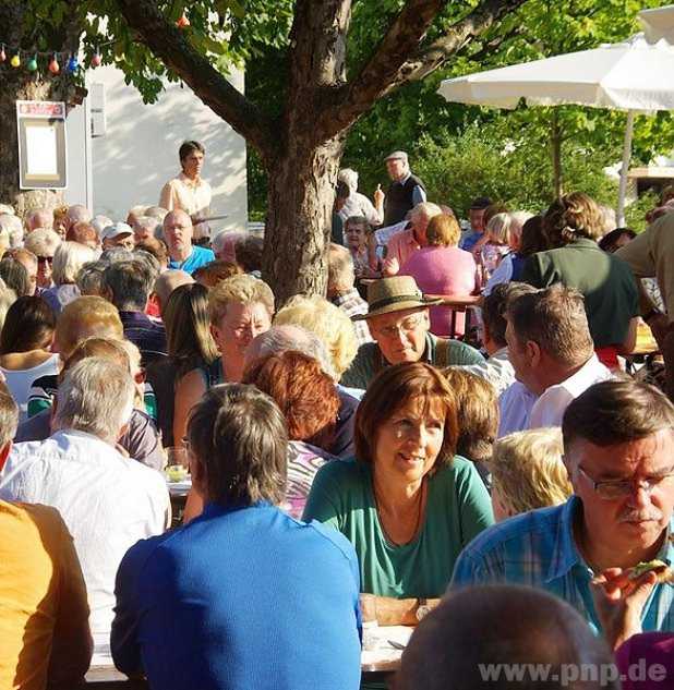 Ein nettes Gesprch und ein khles Getrnk: Szene vom Mostfest des Gartenbauvereins Winhring am Lehrerbergl.  − Foto: Schwab