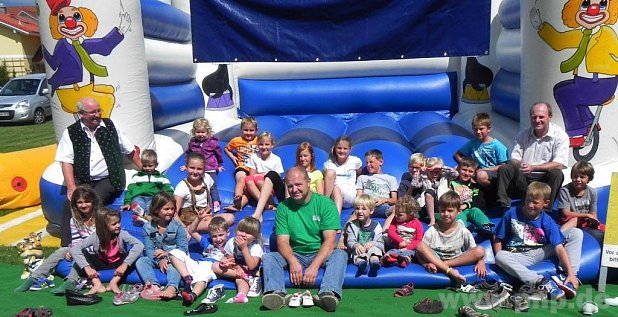Einen Riesenspaß hatten die Kinder in der Hüpfburg, im Bild mit Bürgermeister Georg Heindl (links), SV-Vorstand Jochen Englmeier (rechts) und dem neuen Gartenbauvereins-Chef Manfred Zeiler. − Fotos: H. Gruber