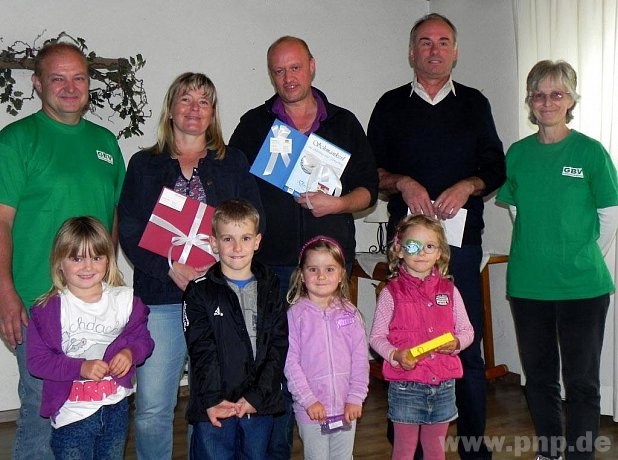 Glckwunsch: Barbara Jngling (rechts) und Manfred Zeiler (von links) gratulierten den Gewinnern Sylvia und Helmut Schnstetter sowie Sepp Walter, im Bild mit den Glcksfeen Sarah, Pascal, Julia und Maxima.