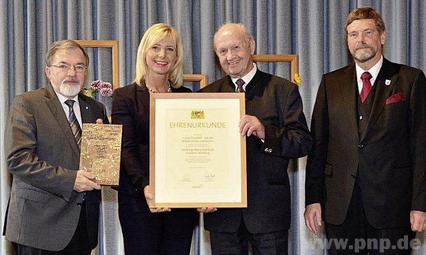 Auszeichnung fr den Parkfriedhof: (v.l.) Gartenbau-Kreisvorsitzender Stefan Jetz, Minsterin Ulrike Scharf, Altbrgermeister Richard Antwerpen und Gartenbau-Landesvorsitzender Wolfram Vaitl. − Foto: Gartenbauverein