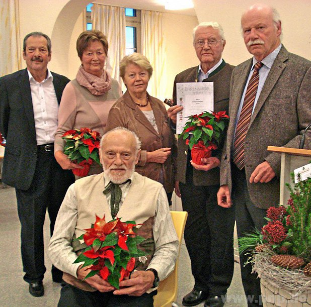 Fr langjhrige Mitgliedschaft wurden geehrt: Gottfried Hangl (sitzend), Maria Lamprecht (2. von links) und Richard Demmel (2. von rechts). Dazu gratulierten Vorsitzender Hans-Joachim Fuchs (rechts), Kassier Gnther Baumann und Schriftfhrerin Christl Schaab. − Foto: Fuchs