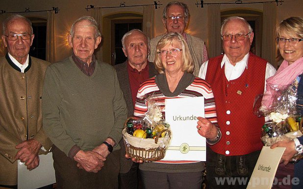 Den Geehrten (vorne, von links) Franz Schwarz, Joseph Drexler, Helmut Dunst, Elisabeth Wolfertstetter, Konrad Sterflinger und Christine Jahn gratulierte Vereinsvorsitzender Georg Osl (hinten). − Foto: Heckmann