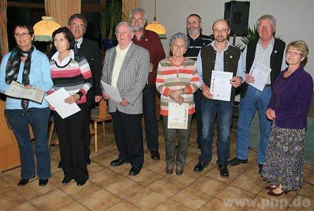 Fr langjhrige Mitgliedschaft im Gartenbauverein gab‘s eine Urkunde. Vorsitzende Rita Himpsl (rechts) gratulierte den treuen Vereinsangehrigen ebenso wie Brgermeister Horst Krebes (3. von links).  − F.: Reiter