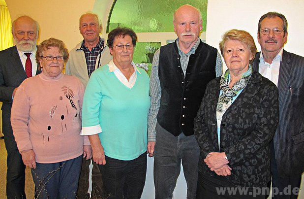 Der neugewhlten Vorstandschaft des Gartenbauvereins Hart gratulierte Brgermeister Christian Mende (von links): Apollonia Hilger, Gerd Drost, Sieglinde Moosbauer, Hans-Jrgen Fuchs, Christine Schaab und Gnther Baumann. − Foto: Wastl