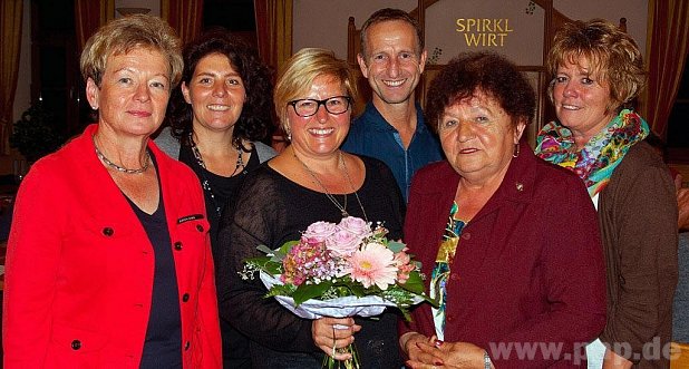 Die Besitzer der schönsten Gärten Maria Thalhammer (links), Anton Bachmeier (3.v.r.) und Anita Hykade (2.v.r.) zusammen mit Petra Haunberger (Mitte), Bärbel Grothe (rechts) und Susanna Müller. − F.: Graf