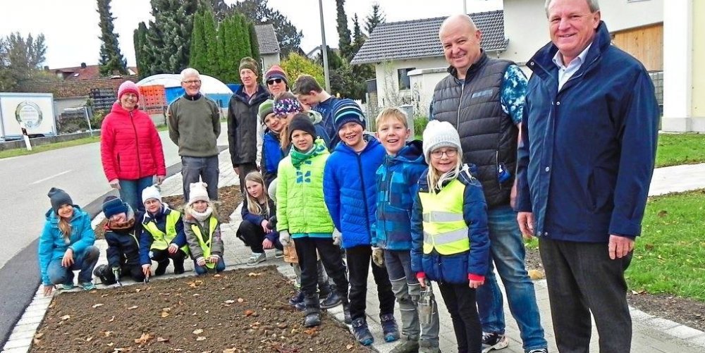 Mit Begeisterung setzten die "Nachwuchsgärtner" die Blumenzwiebeln im Gemeindegebiet ein. Bürgermeister Jochen Engelmeier (v.r) und Gartler-Vorsitzender Manfred Zeiler waren von soviel Einsatz sichtlich beeindruckt. −Foto: Hans Gruber