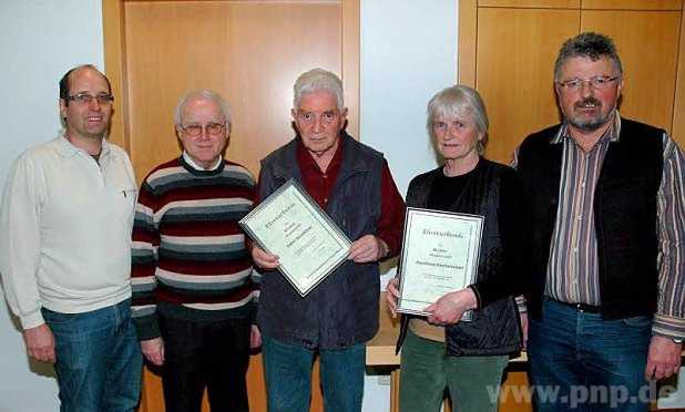 Ehrung für 40 Jahre Mitgliedschaft beim Gartenbauverein Emmerting mit der Vorstandschaft.(v.l.n.r.) Schriftführer Georg Griebl, Erster Vorsitzender Harald Ungerer, Detlef Burmeister, Anneliese Hochertseder und Kassier Martin Wengbauer. − Foto: Fuchs