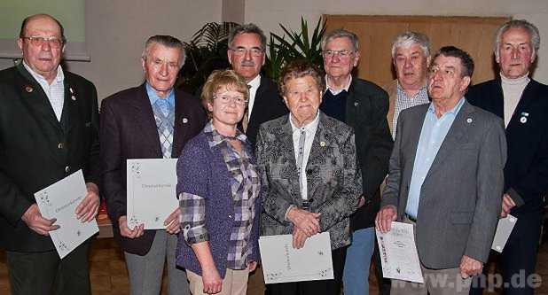 Bei der Ehrung der langjhrigen Mitglieder (von links): Josef Kaiser, Herbert Kahler, Vorsitzende Rita Himpsl, Brgermeister Horst Krebes, Elisabeth Hofer, Eduard Edelmller, Max Franzl, Heinrich Wimmer und Hermann Kolbinger.  − Foto: Reiter