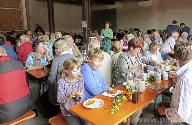 Dicht gefüllt waren die Bierzelttische schon von Mittag an in der Halle und im Freien. − Fotos: Buchberger