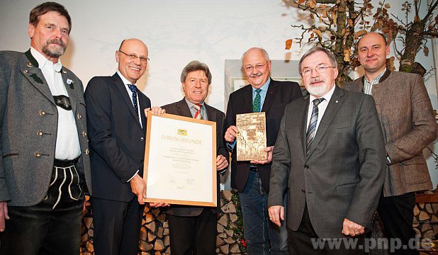 Gut gelaunte Preisträger: Landespräsident Wolfram Vaitl (links) beglückwünschte die Bürgermeister Johann Krichenbauer (Burgkirchen), Wolfgang Beier (Haiming) und Herbert Hofauer (Altötting) zu den ersten drei Plätzen im Friedhofswettbewerb. Kreisverbandsvorsitzender Stefan Jetz (2. von rechts) und stellvertretender Bezirksvorsitzender Thomas Janschek (rechts) schlossen sich der Gratulation an. − Foto: Preißler