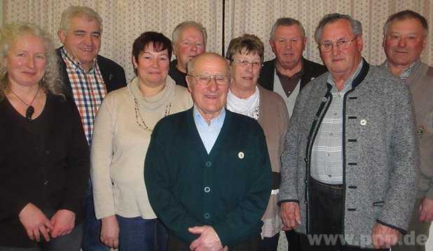 Bei der Ehrung (von links): Vorsitzende Roswitha Schmid, Brgermeister Georg Eder, Evi Ebner, Max Reutemann, Sigi Bruckmaier, Hildegard Stadler, Richard Stubenvoll, Josef Sumbauer und Alfons Webersberger.  − Foto: Gesierich