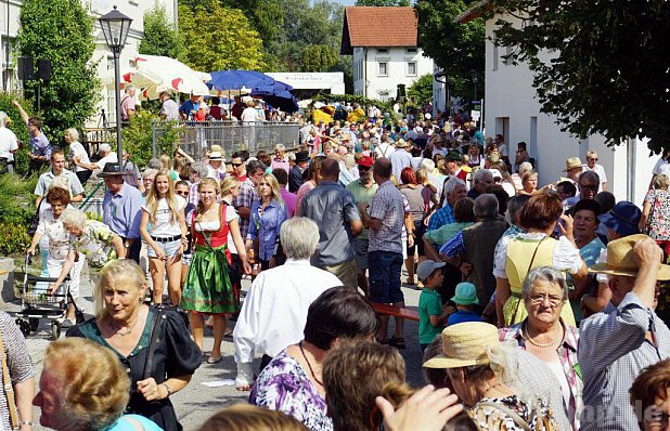 In Massen strmten die Zuschauer und Gste zum Blumenkorso nach Haiming. − Foto: Pittner