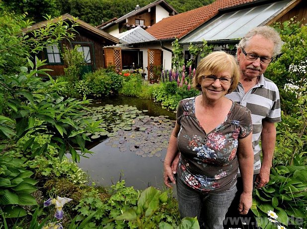 Gundi und Alois Aigner in ihrem kleinen grünen Paradies. − Foto: Alfred Kleiner