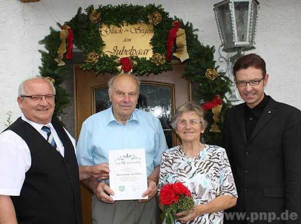 Goldene Hochzeit feierten kürzlich Maria und Sepp Schneiderbauer aus Berngehen. Pfarrer Heribert Schauer (rechts) und Bürgermeister Georg Heindl (links) gratulierten den in der Gemeinde immer noch sehr aktiven Eheleuten. "Glück und Segen" wünschten die sieben Kinder und 20 Enkelkinder mit einem schönen Türkranz. − Foto: Kamhuber