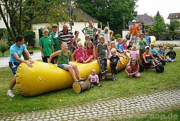 Viel Spaß hatten die Kinder mit dem vielseitigen Unterhaltungsangebot des SV Unterneukirchen. − Foto: H. Gruber