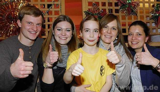 Fans aus Wrzburg: Maximilian Schulz (von links) und Julia Rhrig sowie Teresa Friedrich (von rechts) und Melanie Friedrich freuten sich ber den Auftritt von "Golden Girl" Emilie Friedrich.
