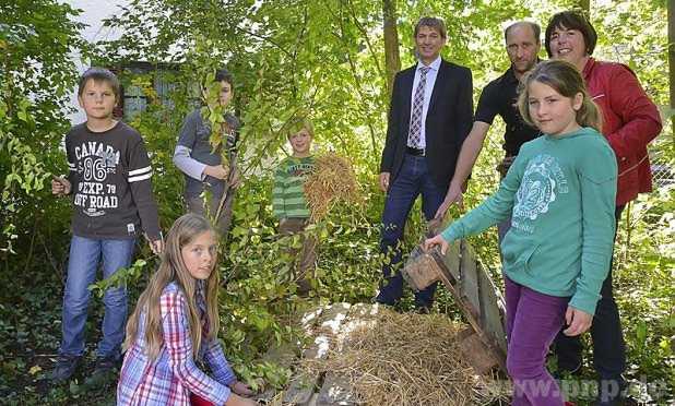 Die Kinder bauen die Igelecke. Schulleiter Manfred Brodschelm (Mitte), Hausmeister Waldemar Kalka (2.v.r.) und Christina Hager (rechts) packen mit an.  − Foto: Pfingstl