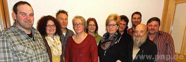 Der bisherige Vorstand Hans-Peter Moser (2. von rechts) gratulierte der neuen Vorstandschaft des Gartenbauvereins Erlbach, von links: Konrad Brandmüller, Katharina Eder, Otto Baumgartner, Silvia Didic, Ingrid Wimmer, Monika Baumgartner, Brigitte Salzinger, Franz Riedelsheimer und Josef Salzinger. − Foto: Hochhäusl