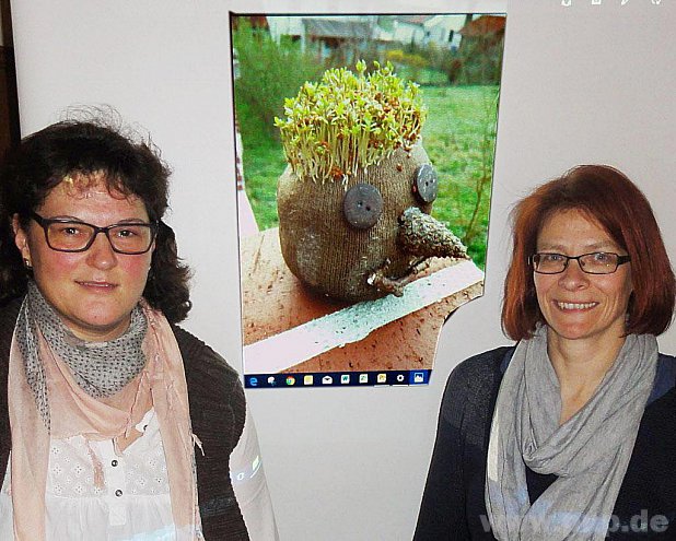 Die Jugendleiterinnen Brigitte Salzinger (li.) und Ingrid Wimmer stellten in einer Bilderschau Figuren vor, die sie im Rahmen ihrer Ausbildung mit Kindern gestaltet hatten und mit Gartenkresse bewachsen ließen. − Foto: Hochhäusl