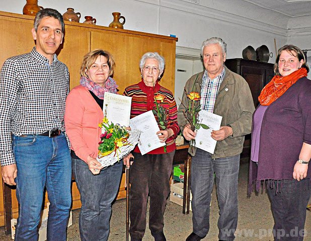 Ehrungen beim Gartenbauverein Feichten: Heidi Zenz (rechts) und Vorsitzender Josef Kaiser (von links) ehrten die langjhrigen Mitglieder Rosmarie Krper, Waltraud Pooch und Lorenz Kriechbaumer. − Foto: Limmer