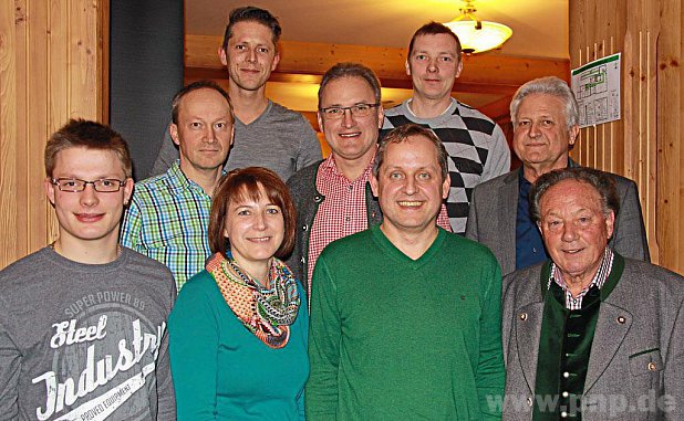 Das Vorstandsteam um Gottfried Mitterer (2. Reihe, rechts): (hinten, v.l.) Kassier Martin Mitterer und Beisitzer Gerhard Fellner, (Mitte, v.l.) Beisitzer Robert Staar und 2. Vorsitzender Manfred Schmelz sowie (vorne, v.l.) Beisitzer Felix Sterflinger, Schriftführerin Alexandra Herrmann, Beisitzer Klaus Wittmann und Revisor Sebastian Haider. − Foto: Nöbauer