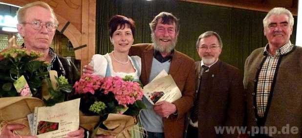 Für seine langjährige Mitgliedschaft erhielt Sepp Berger (v.l.) von 2. Vorsitzender Patrizia Fahböck ebenso wie Manfred Gesierich die Dankesurkunde, einen Blumenstrauß und einen Essensgutschein für das Zoglerbergfest. Den Glückwünschen schlossen sich Kreisvorsitzender Stefan Jetz und 1. Vorsitzender Hermann Demmelhuber an. − Foto: Buchberger