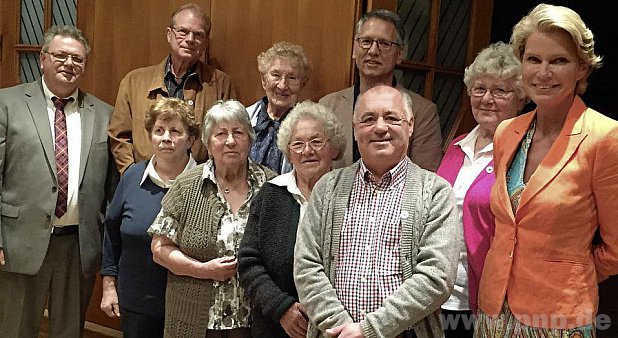 Geehrte und Gratulanten: Franz Bleich, Annelies Voderhuber, Maria Kreuzpointner, Elfriede Krmer, Anna Hausmann, Franz Rothenaicher, Franz Maier und Auguste Mitterer mit Vorsitzendem Lothar Liebwein (links) und Brgermeisterin Stephanie von Pfuel (rechts). − Foto: S. Liebwein