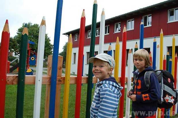 Schaut nett aus, das finden auch die beiden Buben auf ihrem Weg, der am Kindergarten vorbeifhrt.  − Fotos: Pichler