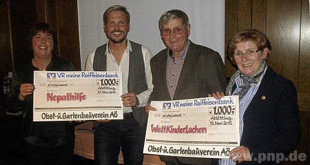 Spenden: 2. Vorsitzende Christina Hager (l.) und Vorsitzende Gabi Hofer (v.r.) berreichten die Schecks an Alois Reitberger und Herbert Nennhuber.